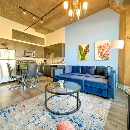 Charming 2Br Apartment With Skyline View, Optional Parking & Gym Access Near Mccormick Place, Lakefront And Soldier Field