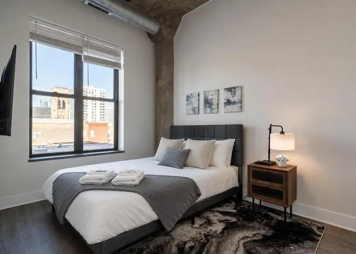 Charming 2br With Skyline View, Optional Parking & Gym Access Near Mccormick Place, Lakefront And Soldier Field Appartamento