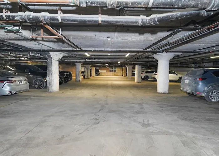 Charming 2br With Skyline View, Optional Parking & Gym Access Near Mccormick Place, Lakefront And Soldier Field *