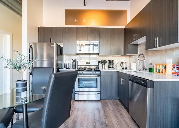 Charming 2br With Skyline View, Optional Parking & Gym Access Near Mccormick Place, Lakefront And Soldier Field Appartamento Chicago