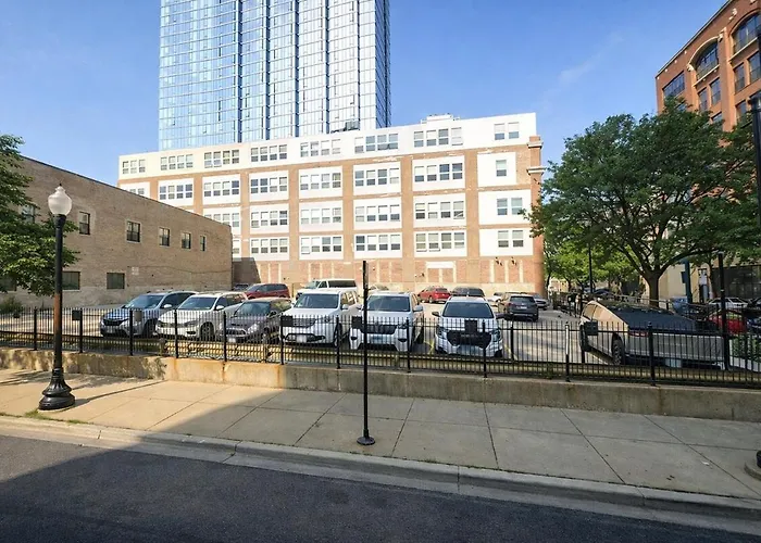 Charming 2br With Skyline View, Optional Parking & Gym Access Near Mccormick Place, Lakefront And Soldier Field Appartamento