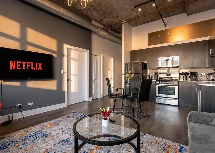 Charming 2br With Skyline View, Optional Parking & Gym Access Near Mccormick Place, Lakefront And Soldier Field