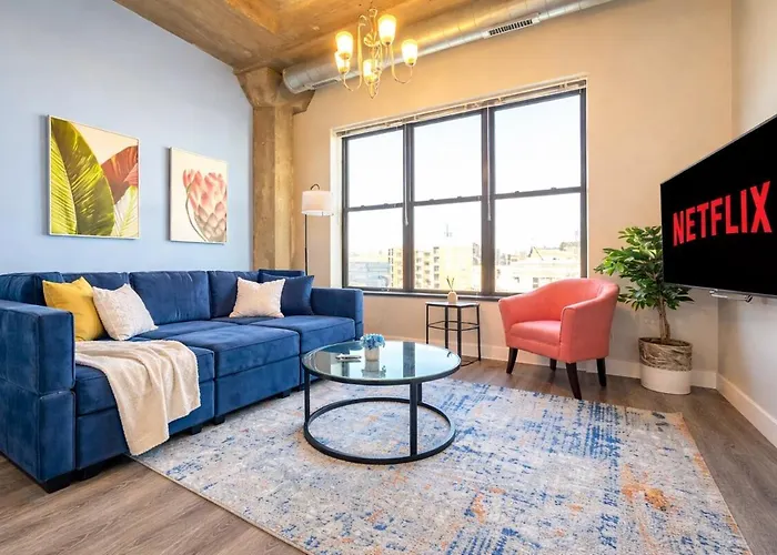 Charming 2br With Skyline View, Optional Parking & Gym Access Near Mccormick Place, Lakefront And Soldier Field Chicago